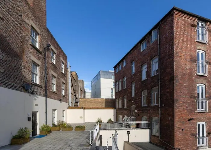Wall St Flat By Hnfc Stays - Netflix & Popcorn